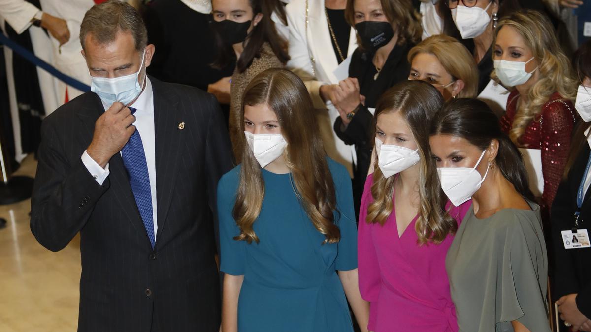 Los Reyes, la Infanta Leonor y la Princesa Sofía, a su llegada al concierto de los Premios Princesa de Asturias el pasado año.