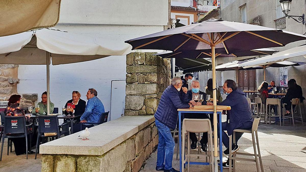 Vecinos de Baiona, en una terraza tomando algo, en una imagen de archivo. |   // MARTA G. BREA