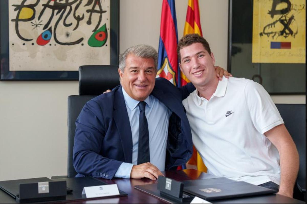 Joel Parra posa con el presidente azulgrana Joan Laporta tras sellar el acuerdo Joel Parra posa con el presidente azulgrana Joan Laporta tras sellar el acuerdo