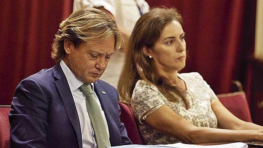 El lÃ­der balear de Vox, Jorge Campos, y la diputada Idoia Ribas en un pleno del Parlament.