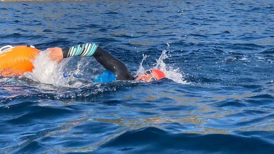 El paratriatleta Javier Vergara cumple con éxito su reto de 5km de natación por una causa benéfica