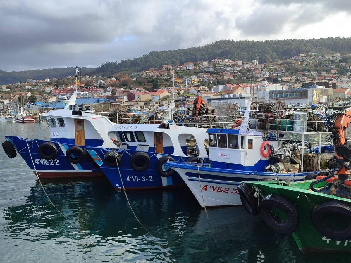 Barcos bateeiros en el puerto de Bueu, en la jornada de ayer.
