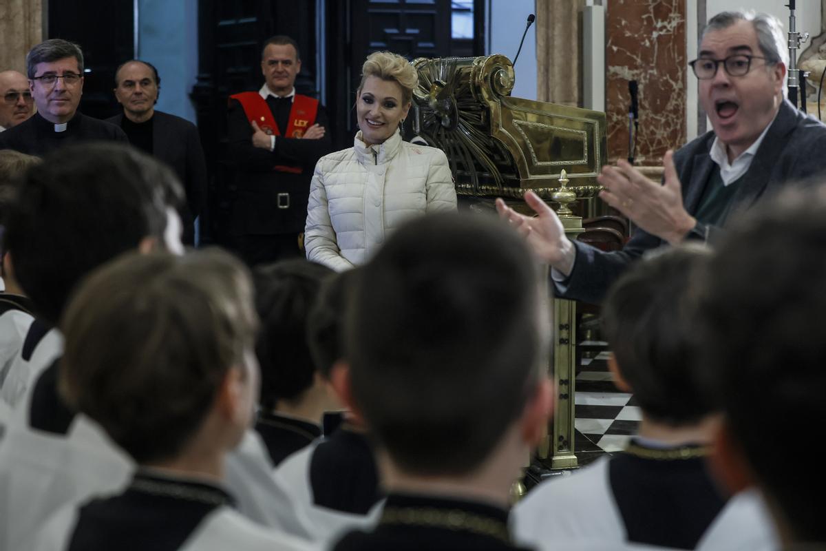 Ainhoa Artena escucha a los escolanes en la Basílica de la Virgen.