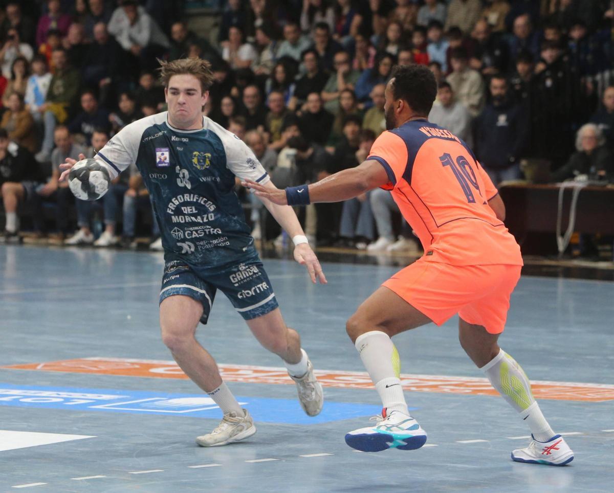 Valderhaug es defendido por N'Guessan en el Cangas-Barcelona.