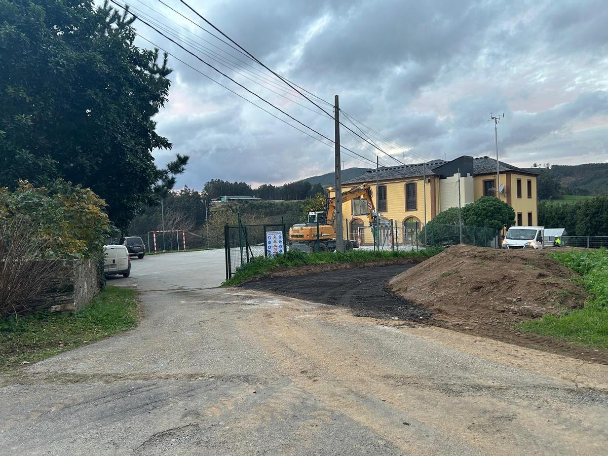 Vista general del colegio y la pista en la que se aprecia el camino temporal para acceder al centro.