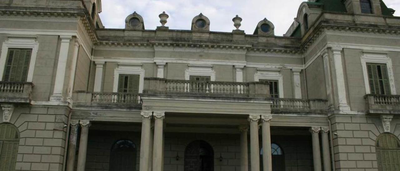 La fachada principal del palacio de Viavélez.