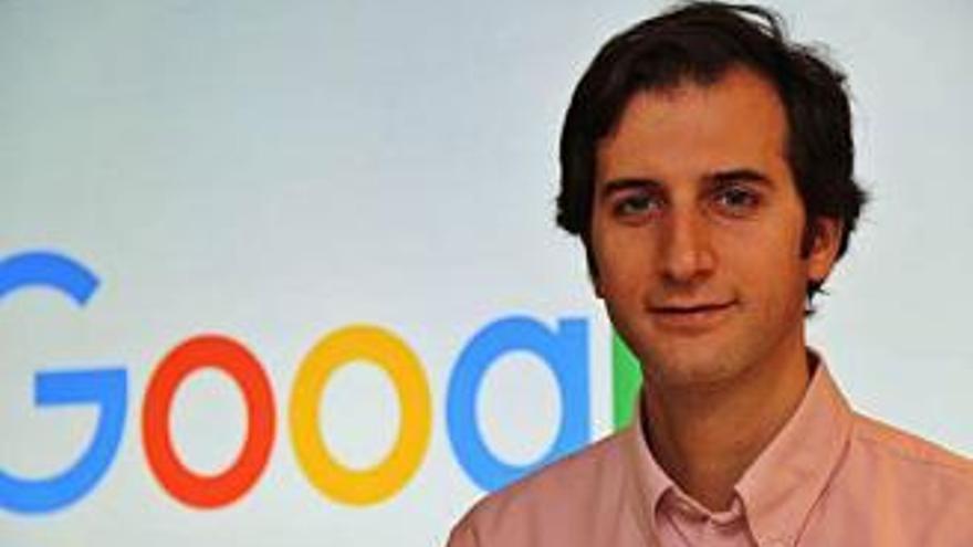 Antonio Vargas, con la imagen corporativa de Google en segundo término.