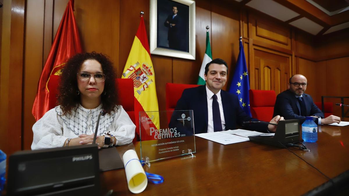 Marta Castillo, CERMI Andalucía; José María Bellido, alcalde de Córdoba, y Bernardo Jordano, delegado de Accesibilidad.