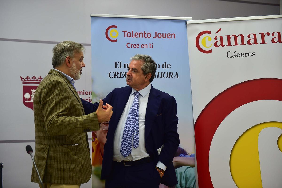 El alcalde de Plasencia y el presidente de la Cámara, antes de la presentación de la feria.