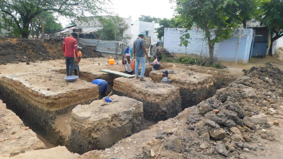 La construcción de las viviendas en la aldea de Katithota.