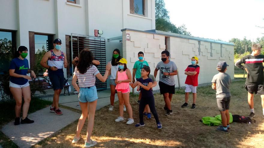 Varios rapaces xogan nos campamentos da Aula da Natureza de Ames. Foto: C. Ames