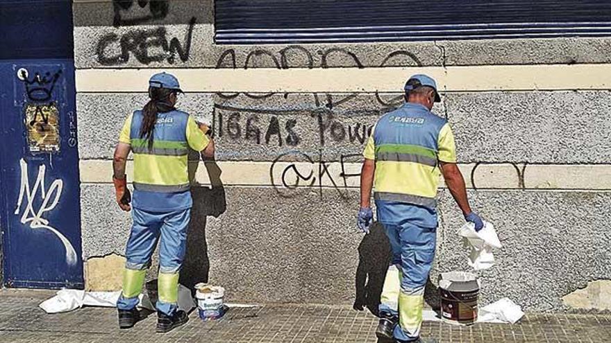 La brigada de Emaya de limpieza de pintadas vandÃ¡licas actuÃ³ ayer en la plaza Fleming.