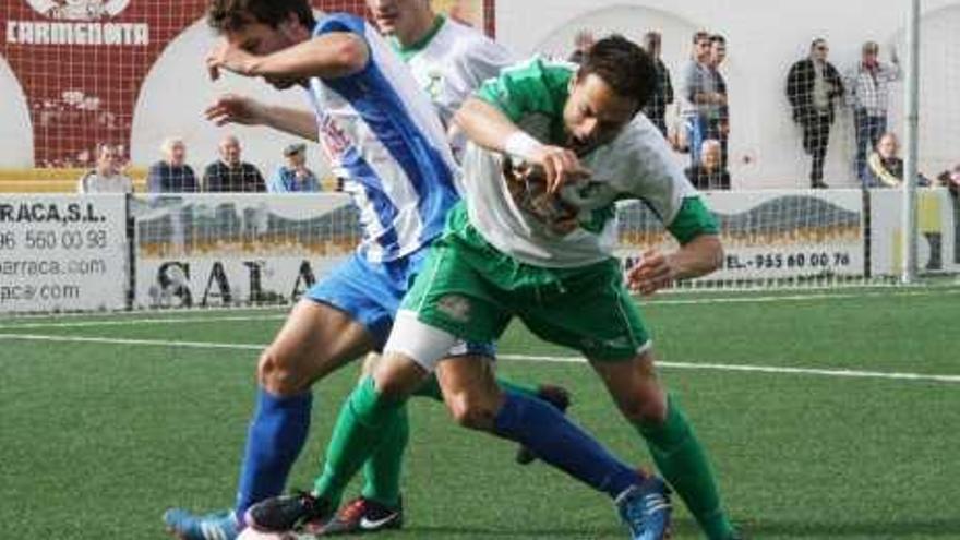 Jugadores del Novelda y Catarroja pugnan por el esférico.