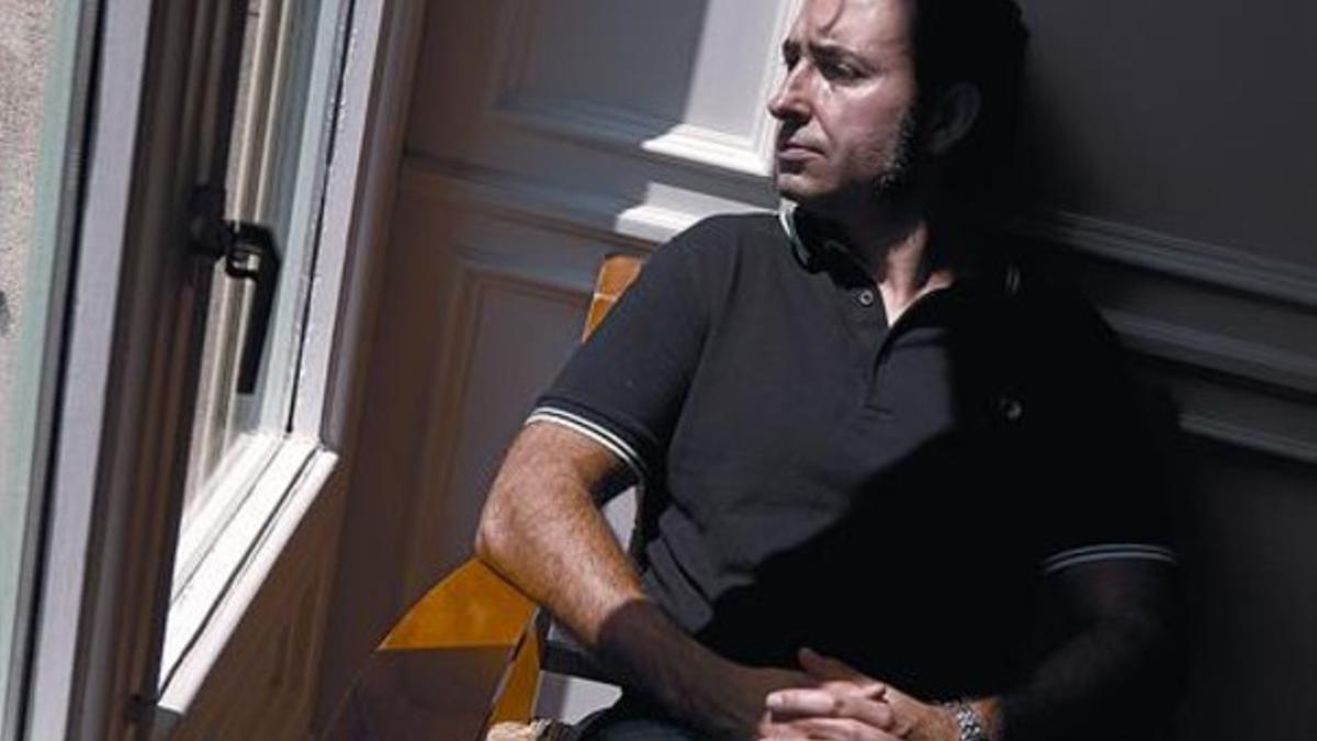 El escritor vasco Jon Bilbao, autor de 'Shakespeare y la ballena blanca', en la sede de la editorial Tusquets.