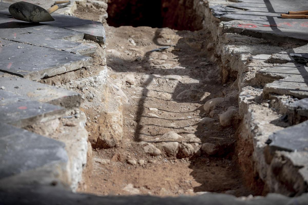 Restos de la muralla que afloraron en marzo.