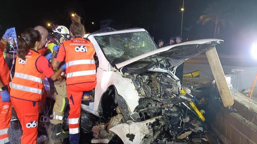 Aparatoso accidente en Sevilla: rescatadas dos personas de madrugada tras colisionar con la glorieta Plus Ultra
