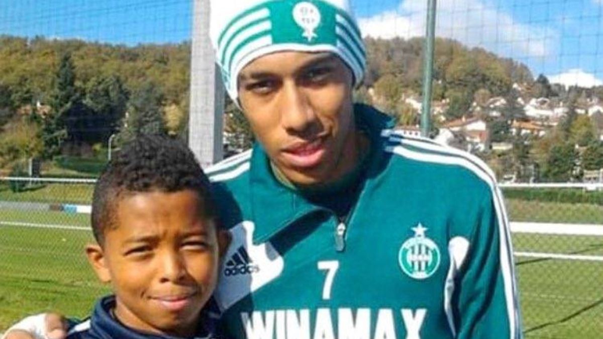 'Auba' y Fofana posan como jugador del primer equipo y del fútbol base del Saint-Étienne | @ASSE_english