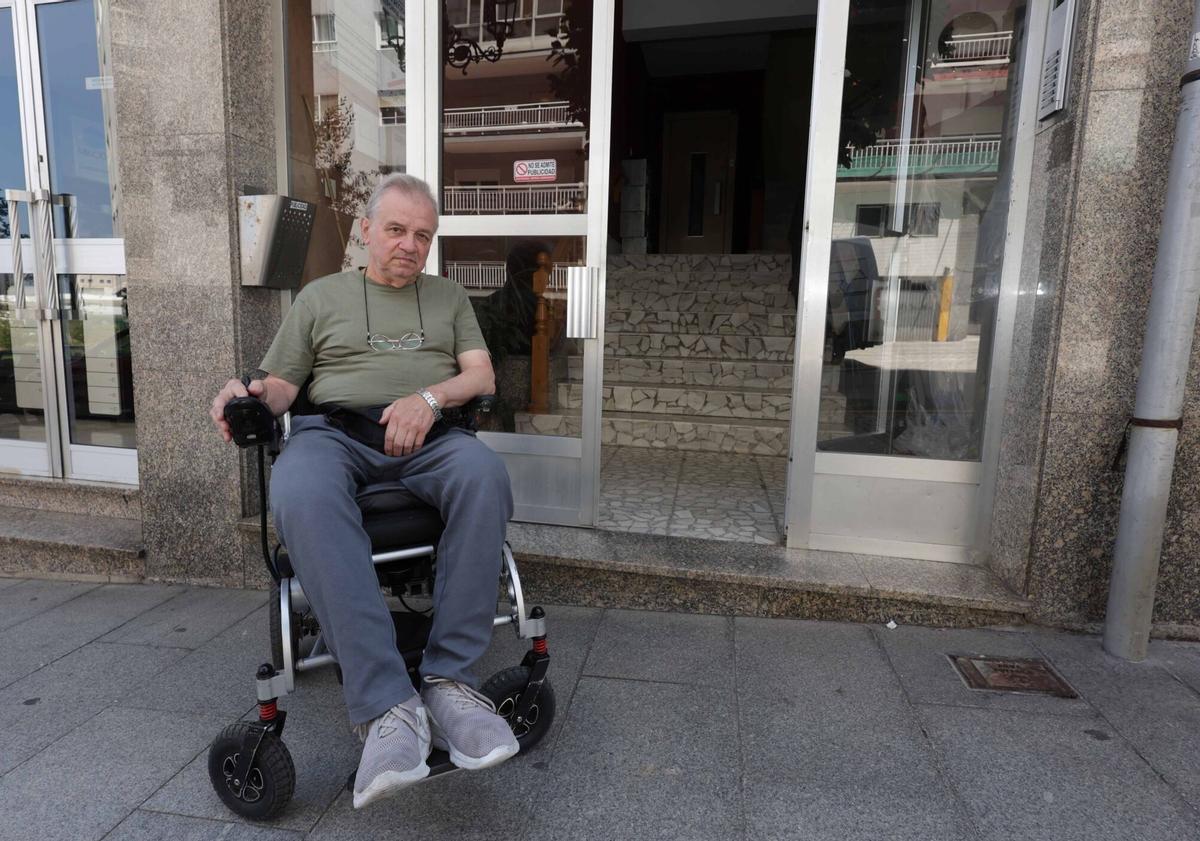 vigo. manuel vecino que perdio una pierna y no puede entrar a su casa. escultor gregorio fernandez