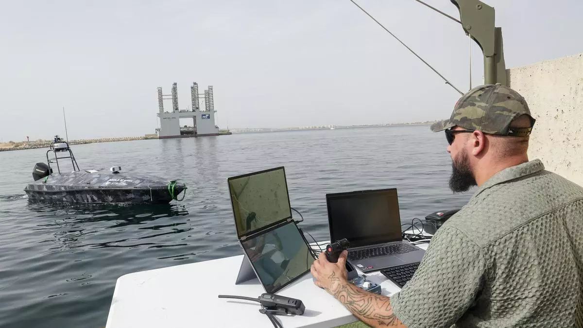 El Puerto de Alicante prueba una embarcación autónoma preparada para combatir el narcotráfico