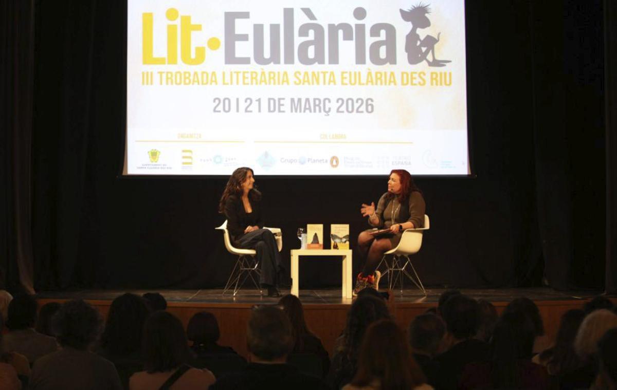 María Oruña y Sandra Fernández en el Lit-Eulària.  | VALERIA VIDEGAIN