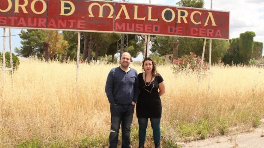 Pere Pol y otra edil de Més ante una zona llena de maleza seca.