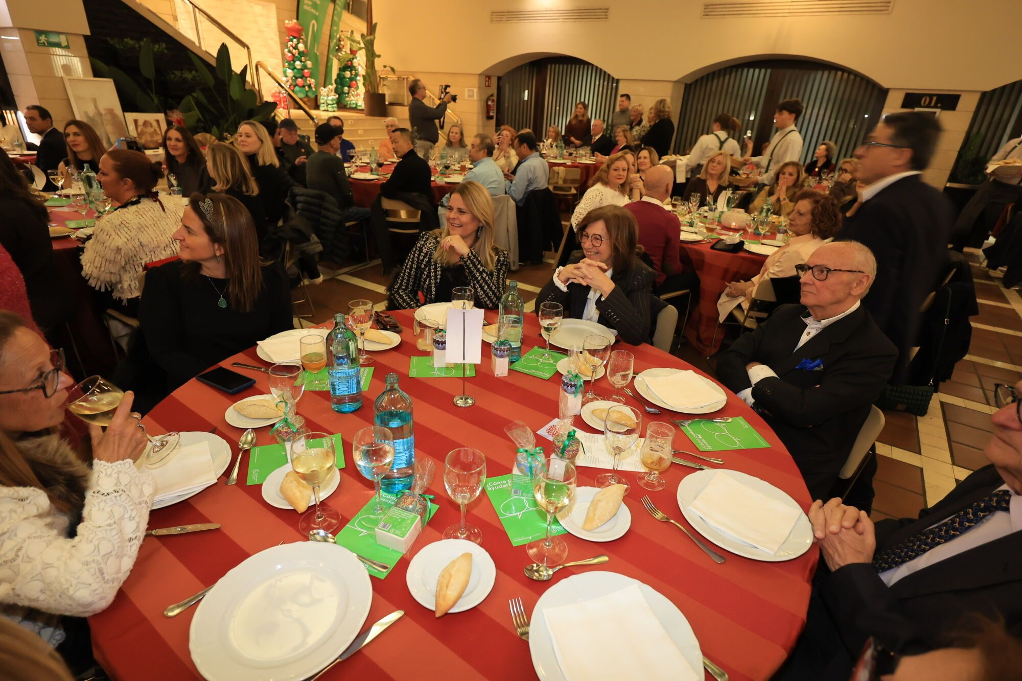 La AECC rinde homenaje al voluntariado en su tradicional cena solidaria