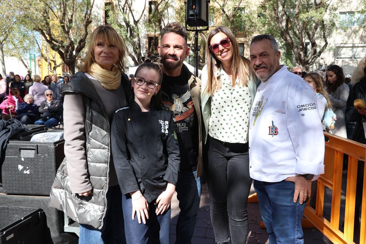 El chef Marc Ribas recibe la Carxofa dOr de Sant Boi durante la celebración de la Carxofada.
