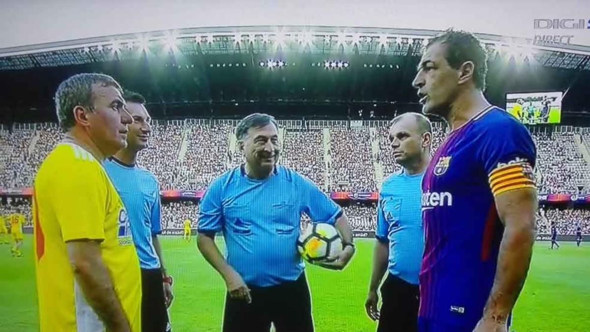 Hagi y Nadal, capitanes de las leyendas de Rumanía y del FC Barcelona, antes de empezar el partido