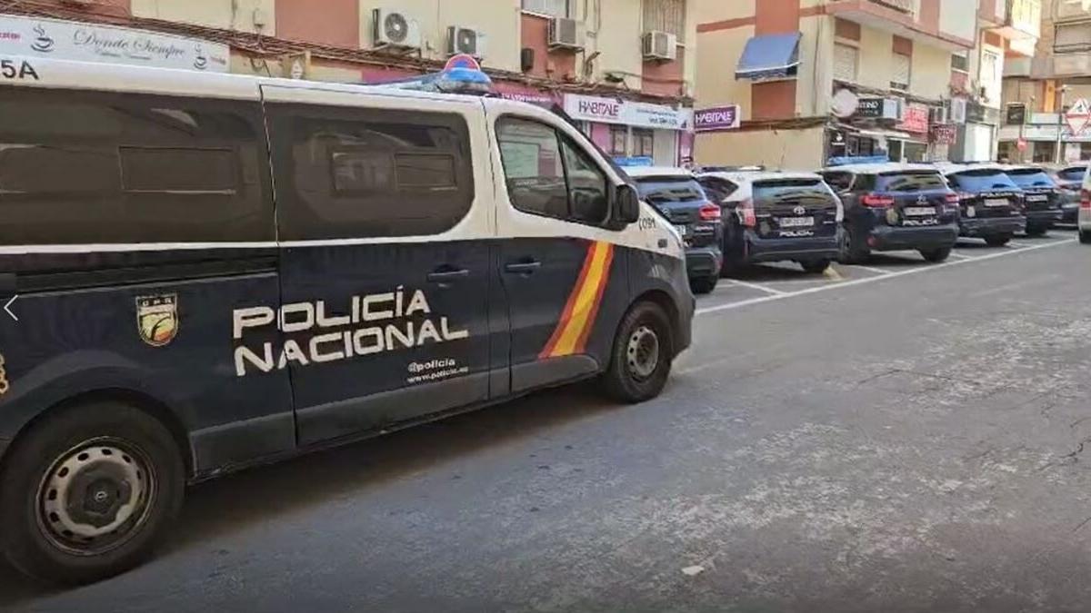 Vídeo: Un perro muere al caer al vacío en Alicante tras ser amenazada su dueña por un electricista