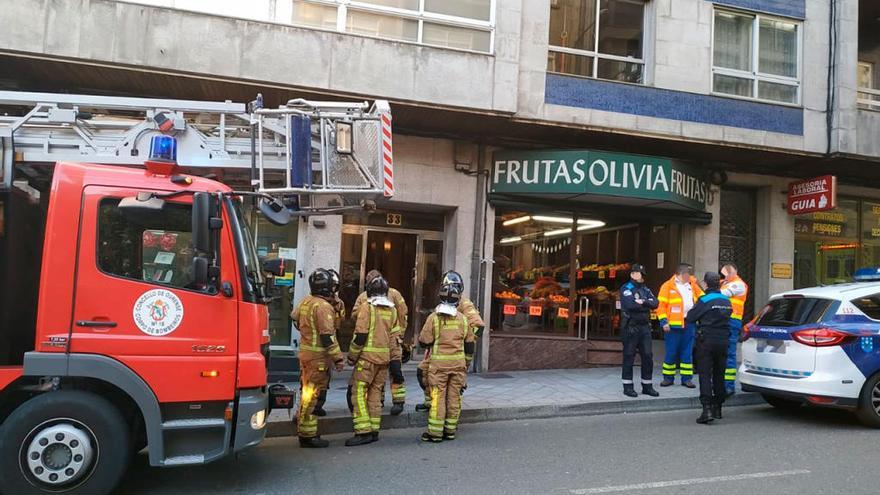 Despliegue por el incendio en un piso de Ourense, esta tarde. // FdV