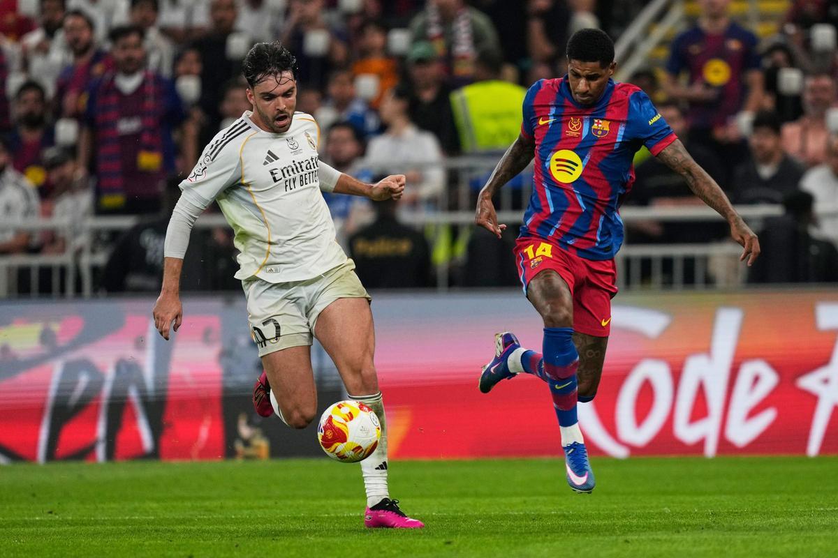 Asencio brega con Rasford durante la segunda mitad.