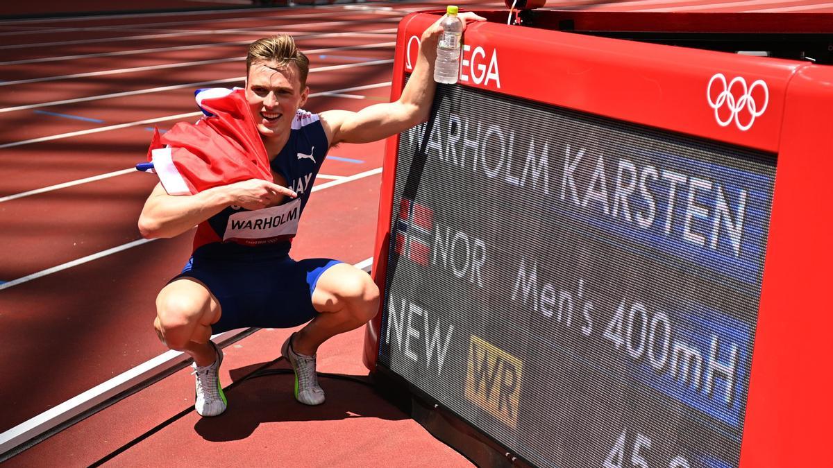 Karsten Warholm celebra su vitoria y el récord del mundo.