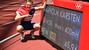 Karsten Warholm celebra su vitoria y el récord del mundo.
