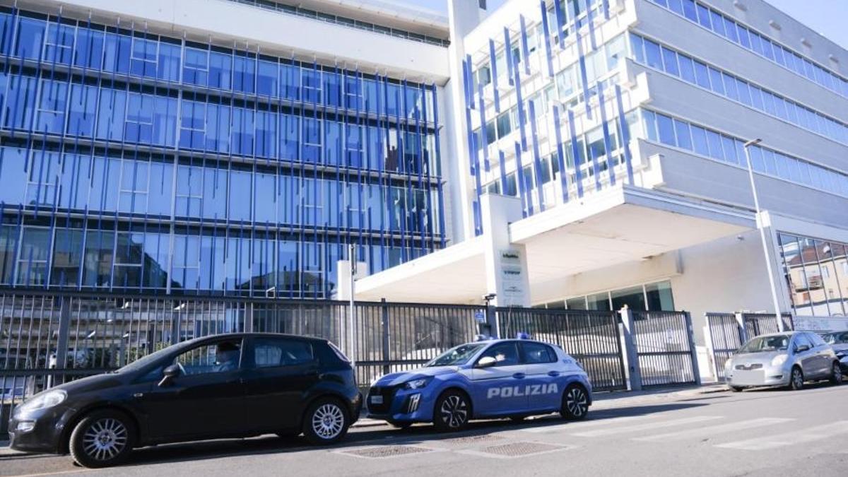 La sede de la redacción del diario 'La Stampa', protegida por la policñia tras el asalto de militantes propalestinos.