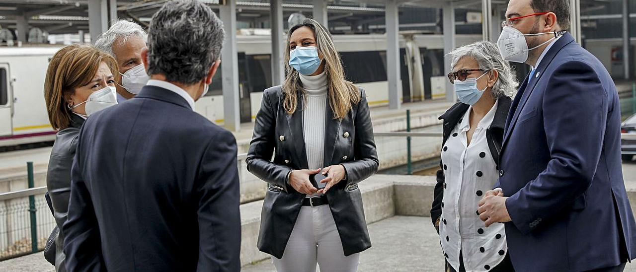 El presidente, junto a Sanz Crespo. Adrián Barbón estuvo ayer a escasos metros de la estación de Sanz Crespo, envuelta en la polémica por los planes del Ministerio para hacerla intermodal. En la imagen, por la izquierda, Adrián Barbón; Ana González, alcaldesa de Gijón; Rita Camblor, consejera de Presidencia; Jesús María Chamorro, presidente del Tribunal Superior de Justicia; Esther Fernández, fiscal superior de Asturias, y José Antonio Soto-Jove, presidente de la Audiencia Provincial de Asturias.