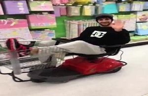 Ricky Rubio, comprant en un carret motoritzat.