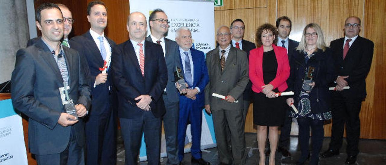 Los representantes de las empresas galardonadas, ayer, junto al consejero regional de Economía, Industria y Comercio, Pedro Ortega (cuarto por la izquierda).