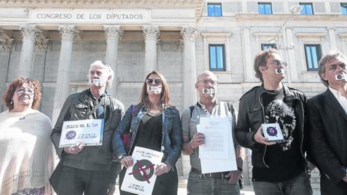 Protesta de representantes del sector de la música en directo, ayer, frente al Congreso de los Diputados.