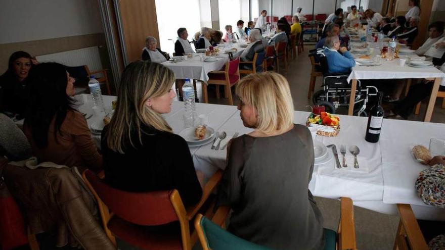 Por la izquierda, de espaldas, Yasmina Triguero, Graciela Blanco y Carmen Sellés, ayer, durante la comida con los residentes.