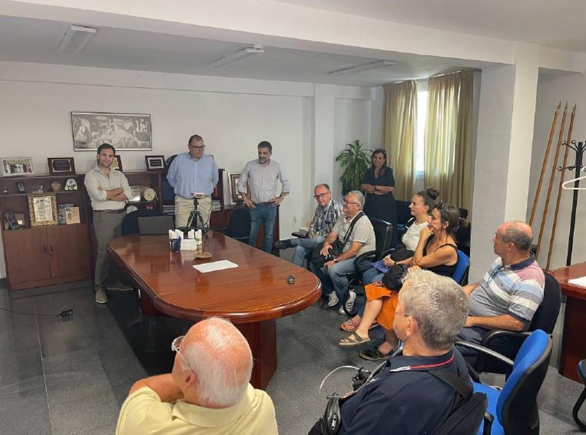 Una imagen de la reunión de los vecinos de la Junta de los Caminos y diseminados con representantes de Verosa, en la sede del Distrito del Puerto de la Torre.