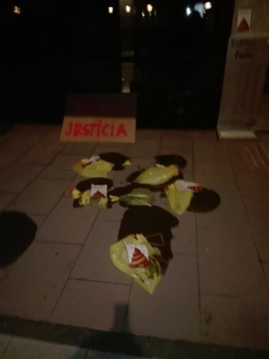 Col·loquen bosses d'escombraries grogues davant dels jutjats d'Olot