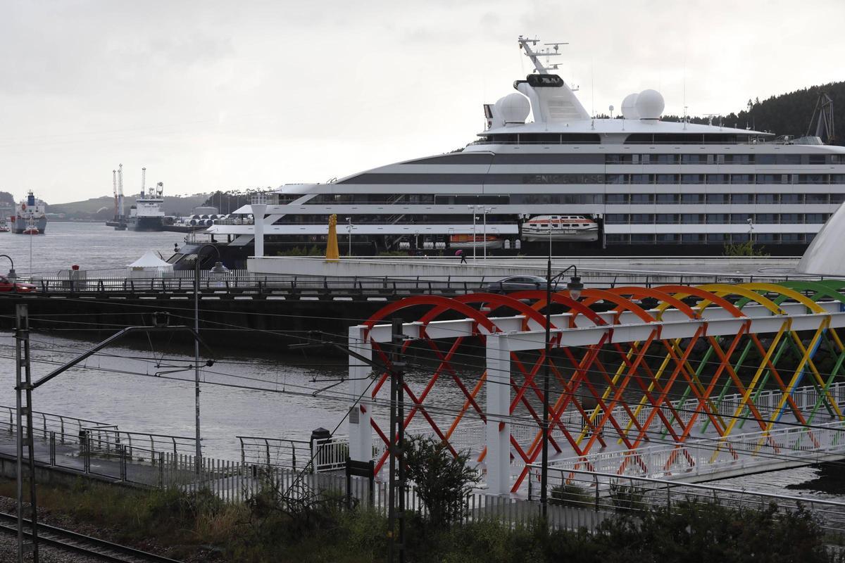 EN IMÁGENES: El Scenic Eclipse ya está en Avilés y la ciudad se llena cruceristas en la primera escala de la temporada EN IMÁGENES: El Scenic Eclipse ya está en Avilés y la ciudad se llena cruceristas en la primera escala de la temporada