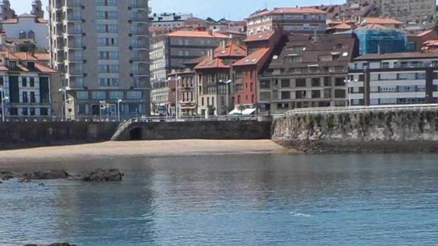 Vista del muelle de Candás desde el espigón de Palmera.