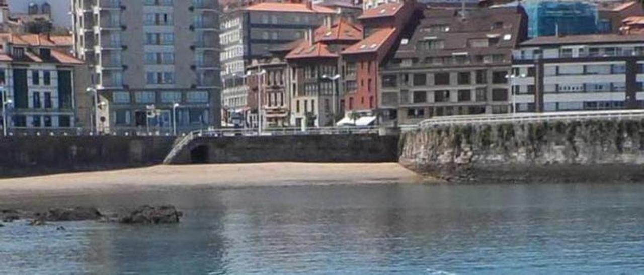 Vista del muelle de Candás desde el espigón de Palmera.