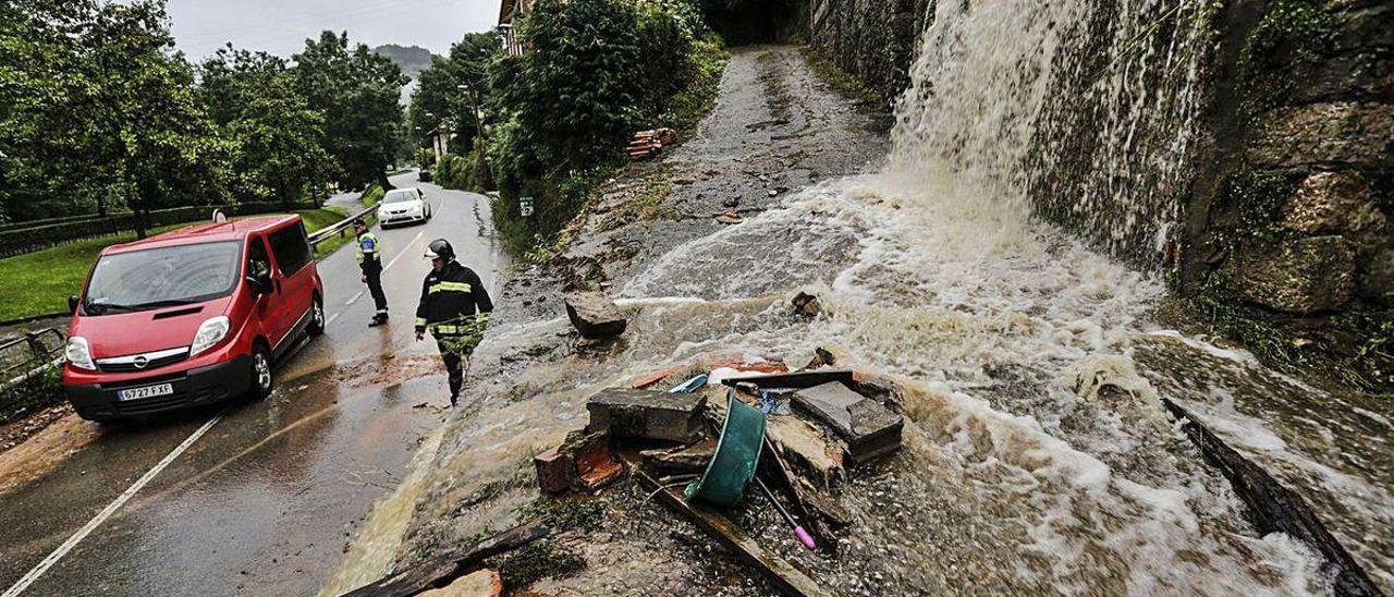 Los efectos de una inundación en Trubia.