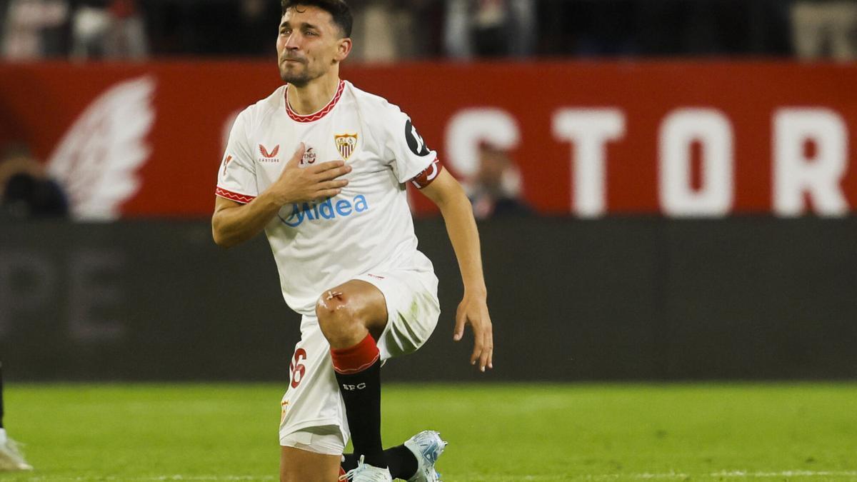 Jesús Navas se despide de la afición al abandonar el terreno de juego tras el cambio durante el encuentro