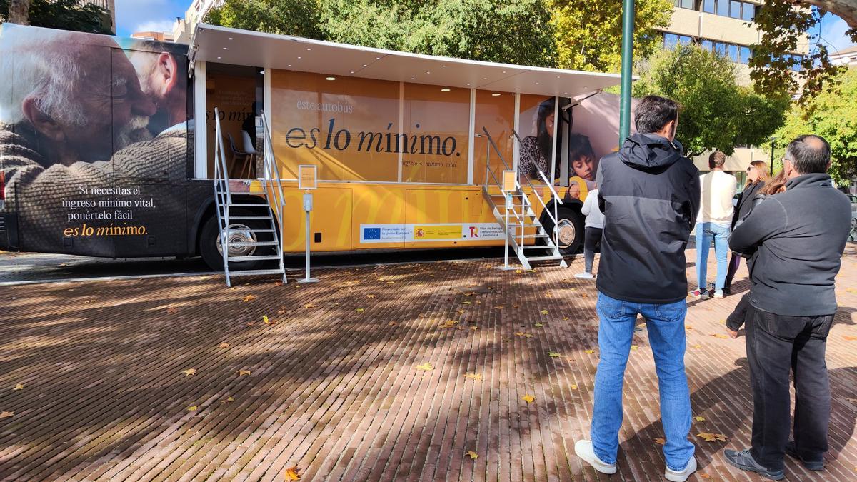 El autobús del IMV, ayer, aparcado en Puerta Pilar, en Badajoz