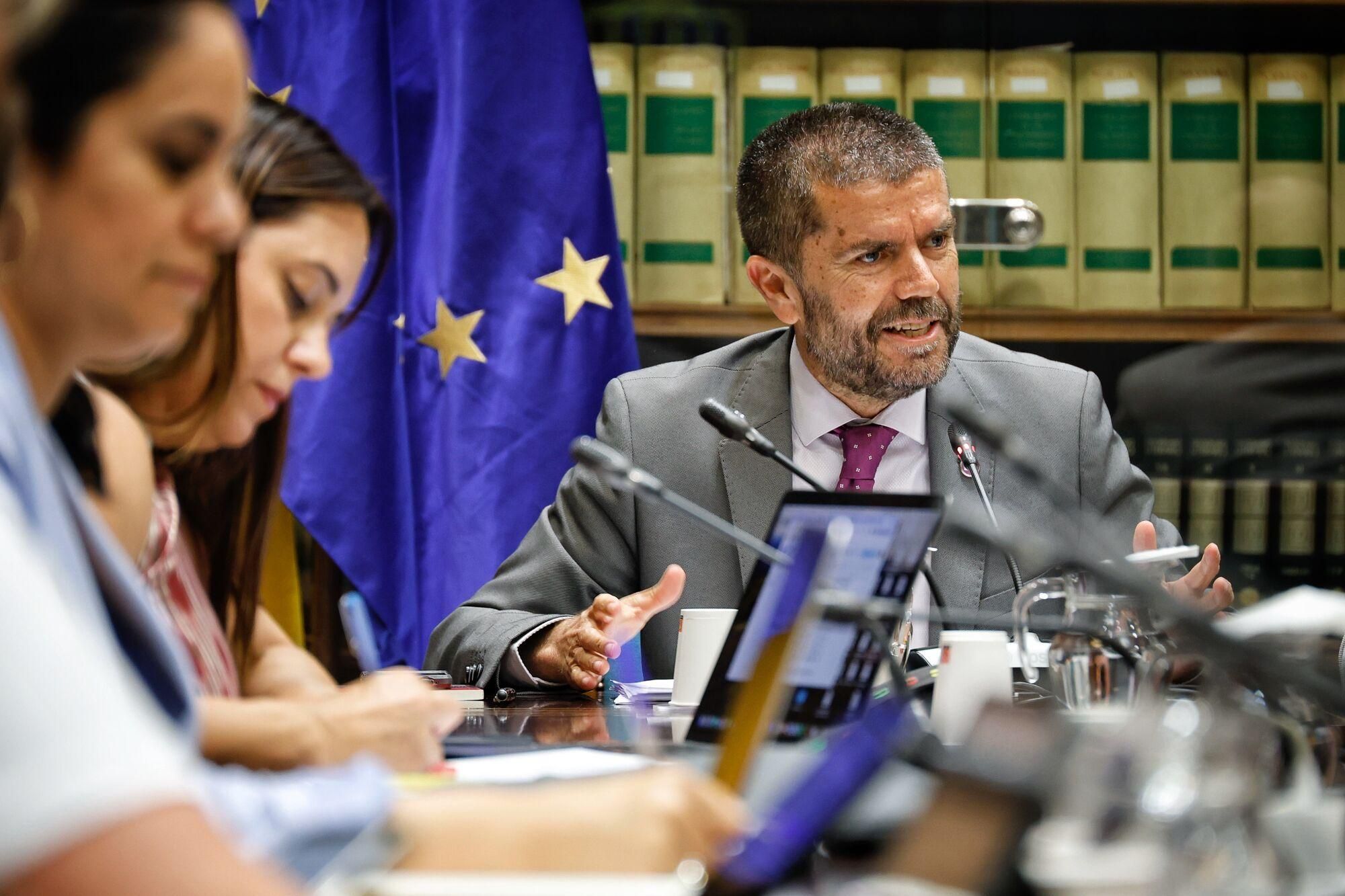 Los rectores canarios comparecen en el Parlamento regional para valorar la ley de ciencia.