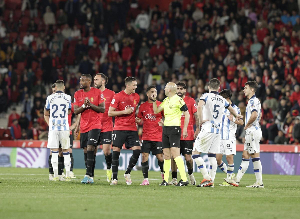 Los jugadores del RCD Mallorca rodean a González Fuertes tras expulsar a Raíllo.