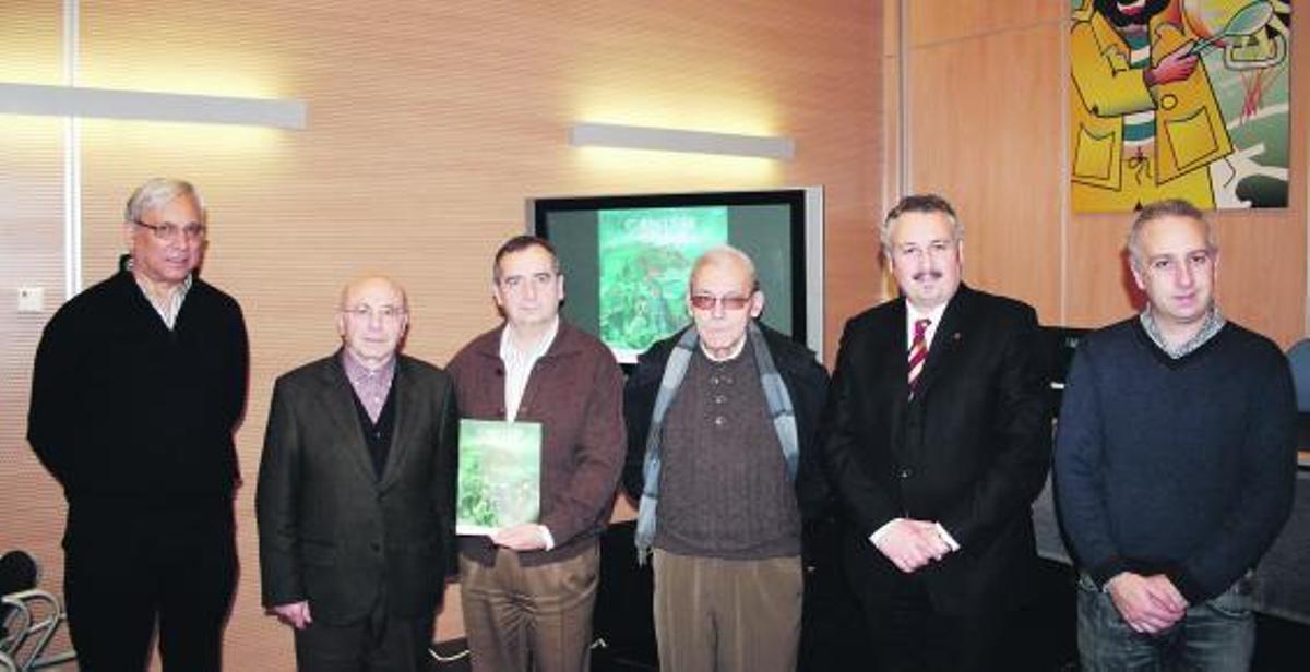 Por la izquierda, José Marcelino García, Hermenegildo Fernández, el alcalde de Carreño, Ángel Riego, David Pérez Sierra (colaborador del porfolio), Alain Fernández y Aurelio Junquera, ayer, en Candás.